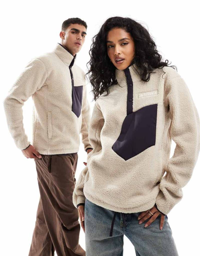 adidas - Terrex - Unisex-Sweatshirt aus Teddy-Fleece in Beige-Neutral von adidas performance