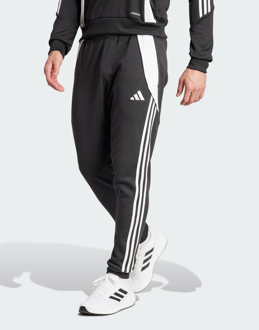 adidas - Tiro 24 - Cargo-Trainingshose aus Sweatstoff in Schwarz adidas - Tiro 24 - Cargo-Trainingshose aus Sweatstoff in Schwarz von adidas performance