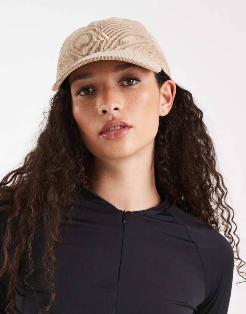 adidas Training - Baseballkappe aus Cord in Sand-Weiß von adidas performance