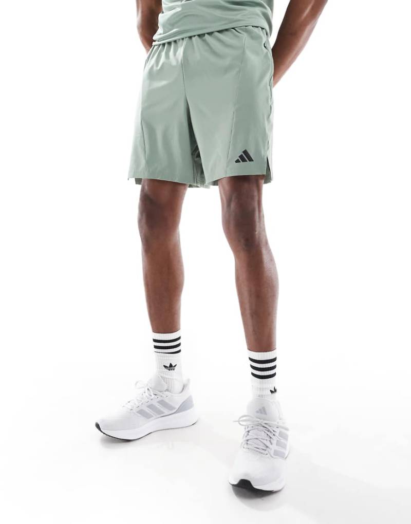 adidas Training - D4T - Shorts in Silbergrün von adidas performance