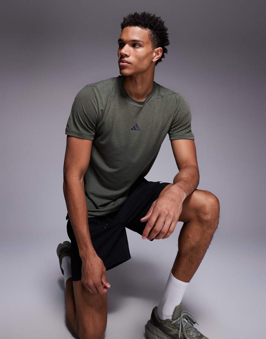 adidas Training - D4T - T-Shirt in dunklem Khaki-Grün von adidas performance