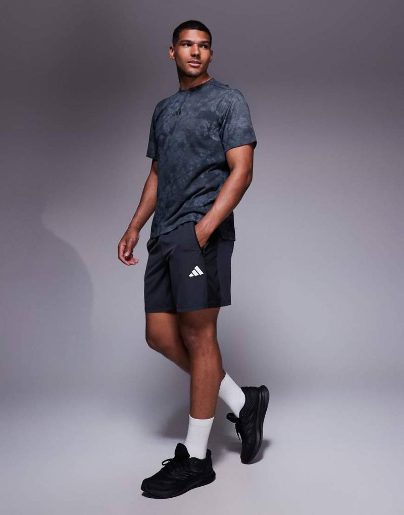 adidas Training - Essentials - Gewebte Shorts in schwarz meliert adidas Training - Essentials - Gewebte Shorts in schwarz meliert von adidas performance