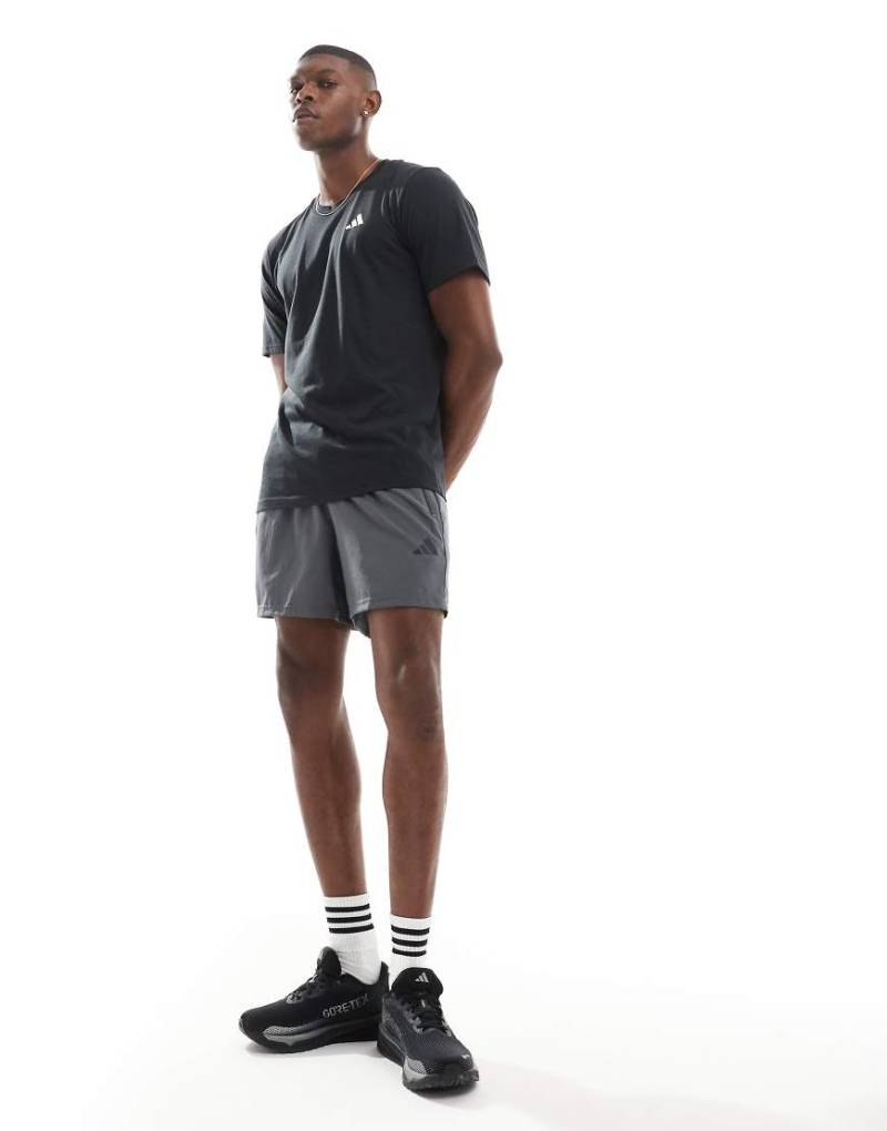 adidas Training - Essentials - Shorts aus Webstoff in Grau, 5 Zoll Schnittlänge von adidas performance