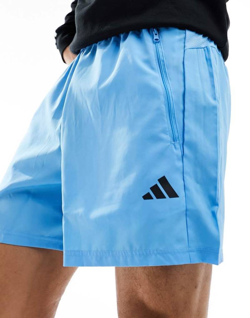 adidas Training - Essentials - Shorts in Blau, 5 Zoll Schnittlänge von adidas performance