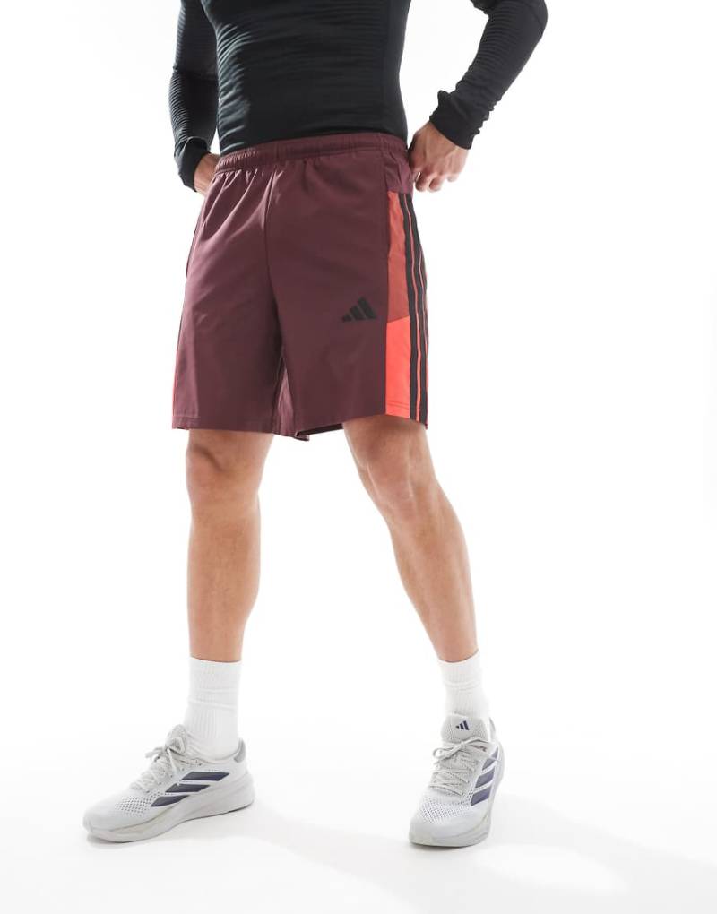 adidas Training - Essentials - Shorts in Burgunderrot mit drei Streifen von adidas performance