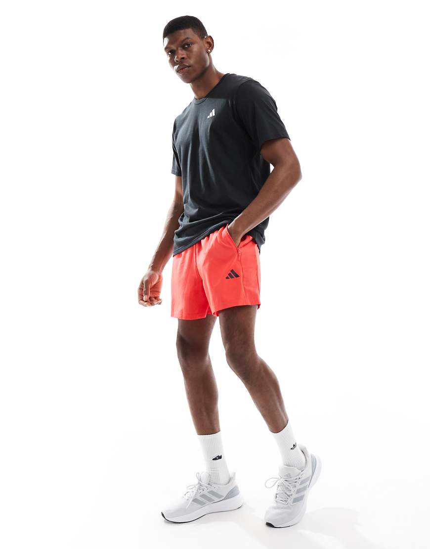 adidas Training - Essentials - Shorts in Rot von adidas performance