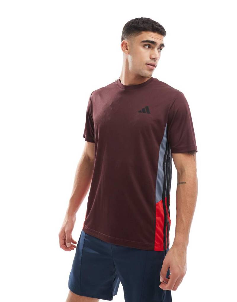 adidas Training - Essentials - T-Shirt in Burgunderrot mit drei Streifen von adidas performance