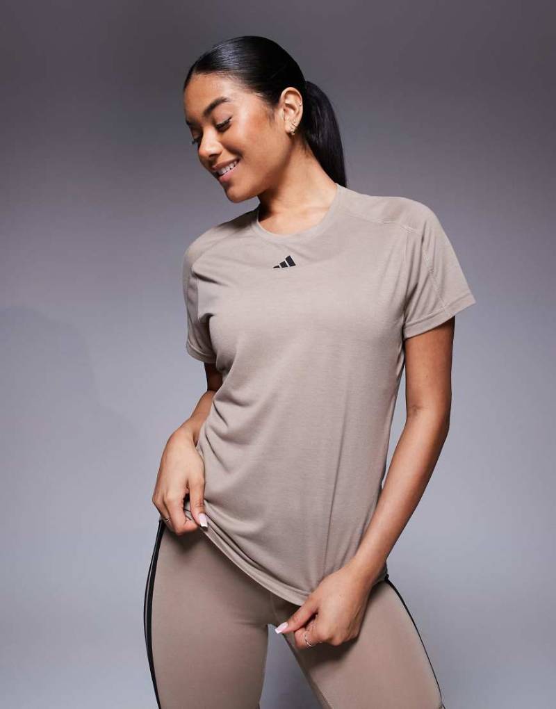 adidas Training - Essentials - T-Shirt in Kreidebraun mit Rundhalsausschnitt von adidas performance