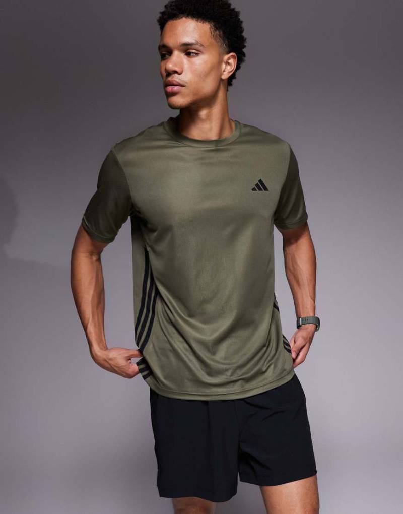 adidas Training - Essentials - T-Shirt in Olivgrün mit den drei Streifen von adidas performance