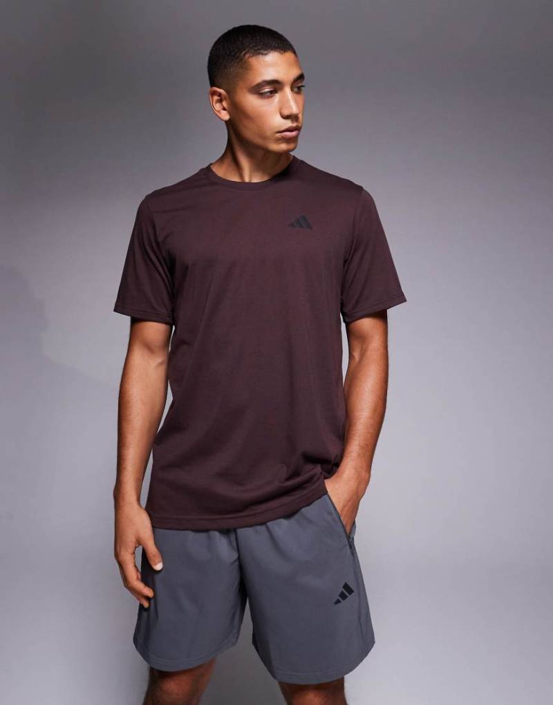 adidas Training - Essentials - T-Shirt in Shadow Brown von adidas performance