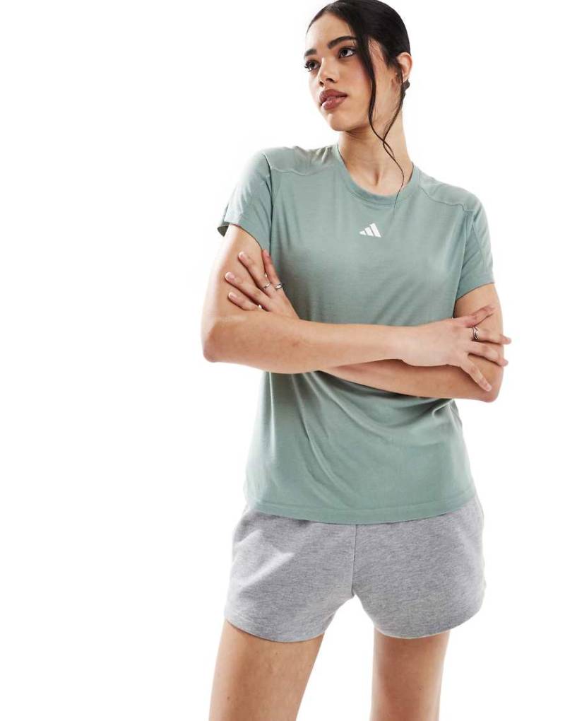 adidas Training - Essentials - T-Shirt in Silbergrün von adidas performance