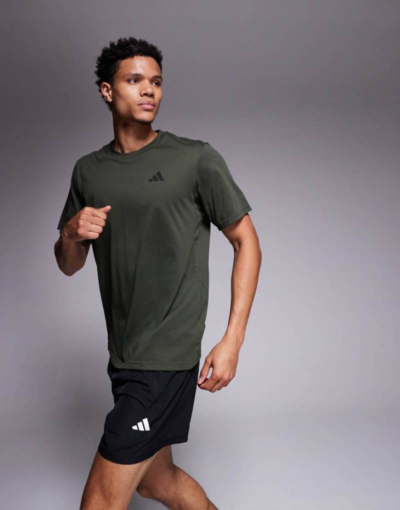 adidas Training - Essentials - T-Shirt in dunklem Khaki-Grün von adidas performance