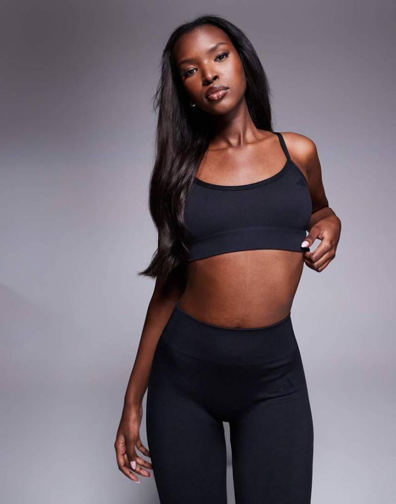 adidas Training - Gestrickter Sport-BH in Schwarz mit leichter Stützkraft von adidas performance