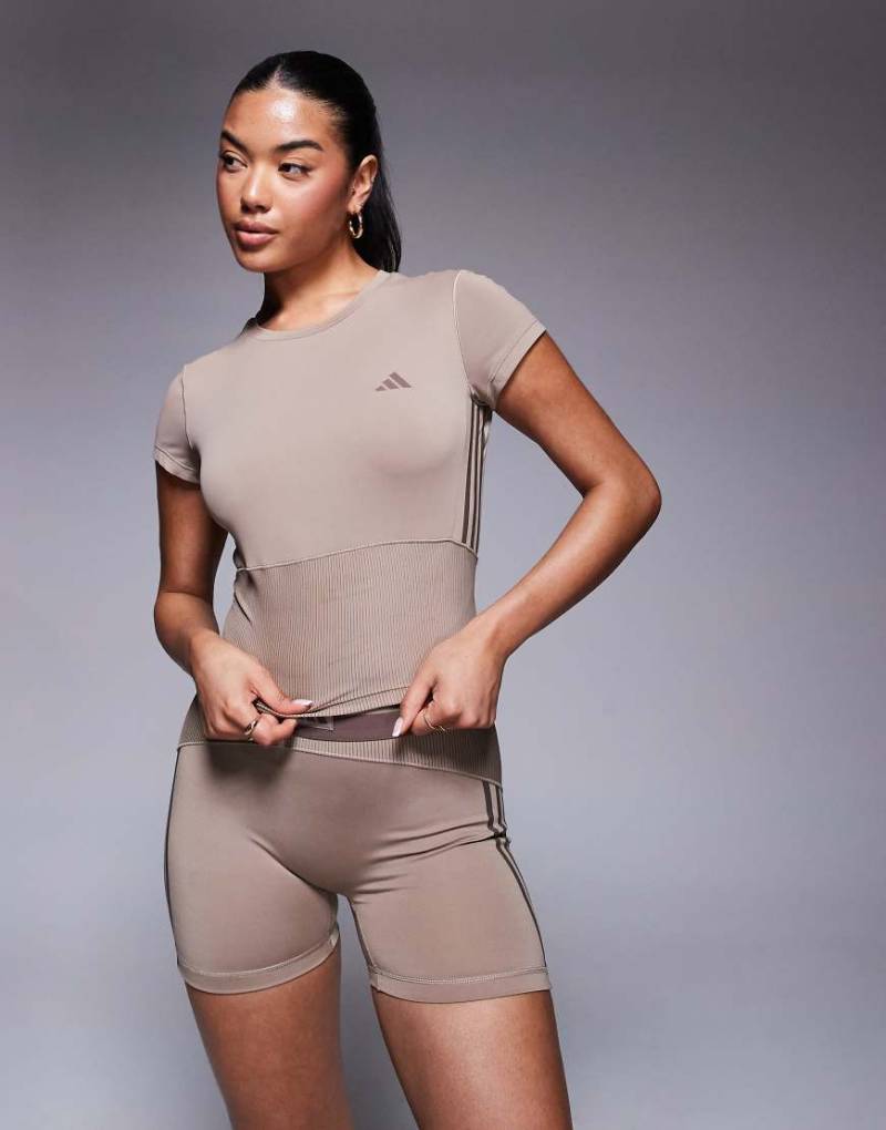 adidas Training - Hyperglam - Knappes, geripptes T-Shirt in Kreidebraun von adidas performance