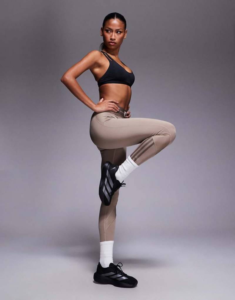 adidas Training - Hyperglam - Lang geschnittene, gerippte Leggings in Kreidebraun-Brown von adidas performance