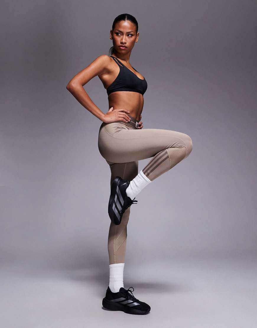 adidas Training - Hyperglam - Lang geschnittene, gerippte Leggings in Kreidebraun-Brown adidas Training - Hyperglam - Lang geschnittene, gerippte Leggings in Kreidebraun-Brown von adidas performance