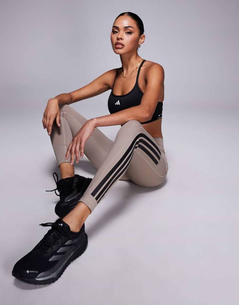 adidas Training - Optime - 7/8-Leggings in Kreidebraun mit farblich abgestimmten 3 Streifen adidas Training - Optime - 7/8-Leggings in Kreidebraun mit farblich abgestimmten 3 Streifen von adidas performance