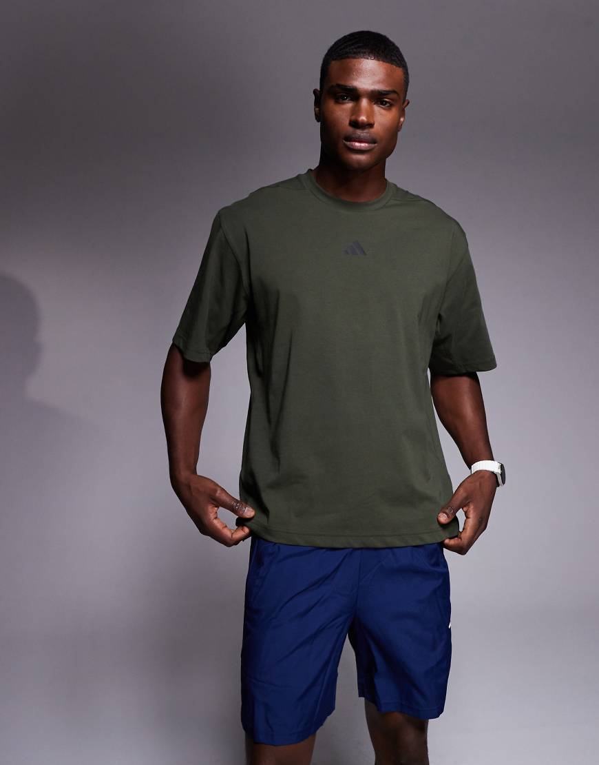adidas Training - Oversize-T-Shirt in dunklem Khaki-Grün von adidas performance