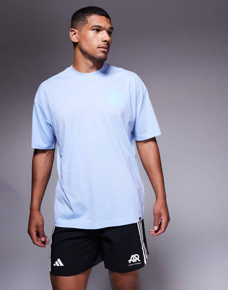 adidas Training - Power - T-Shirt in Dusty Blue mit Globus-Rückenprint-Blau von adidas performance