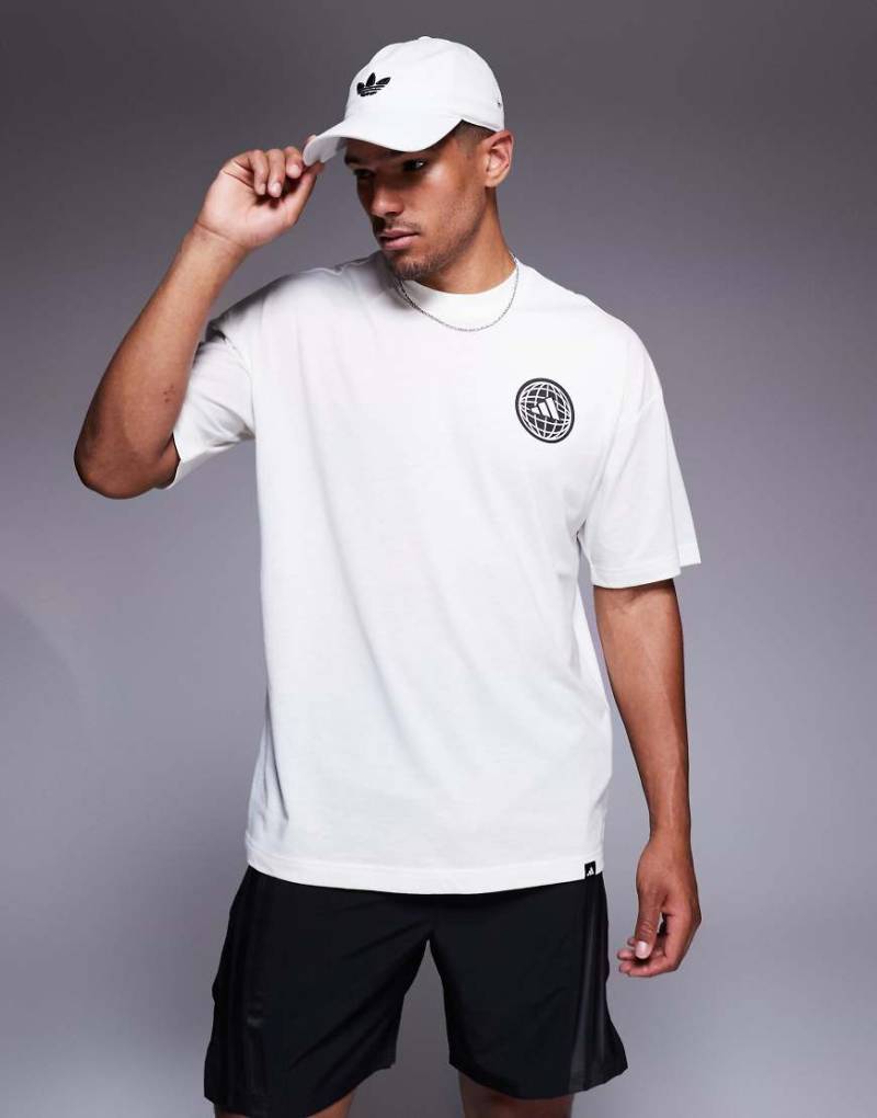 adidas Training - Power - T-Shirt in Weiß mit Globus-Rückenprint von adidas performance