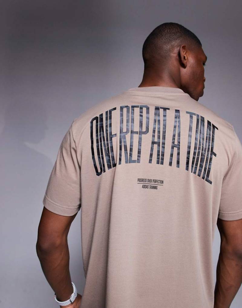 adidas Training - T-Shirt in Kreidebraun mit Grafikprint von adidas performance