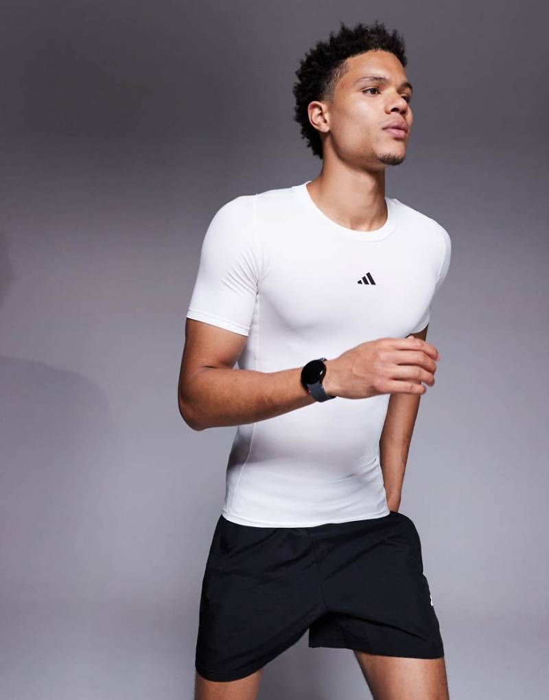 adidas - Training Techfit - T-Shirt in Weiß von adidas performance