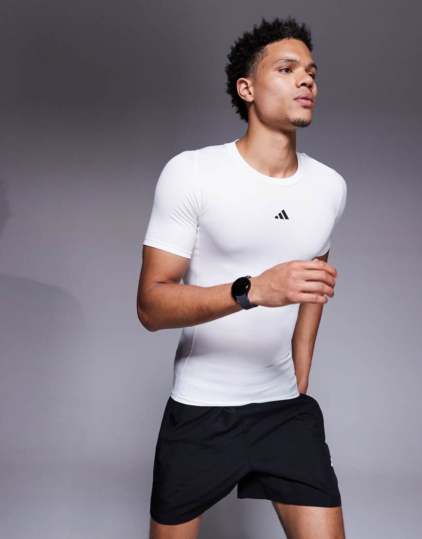 adidas - Training Techfit - T-Shirt in Weiß adidas - Training Techfit - T-Shirt in Weiß von adidas performance