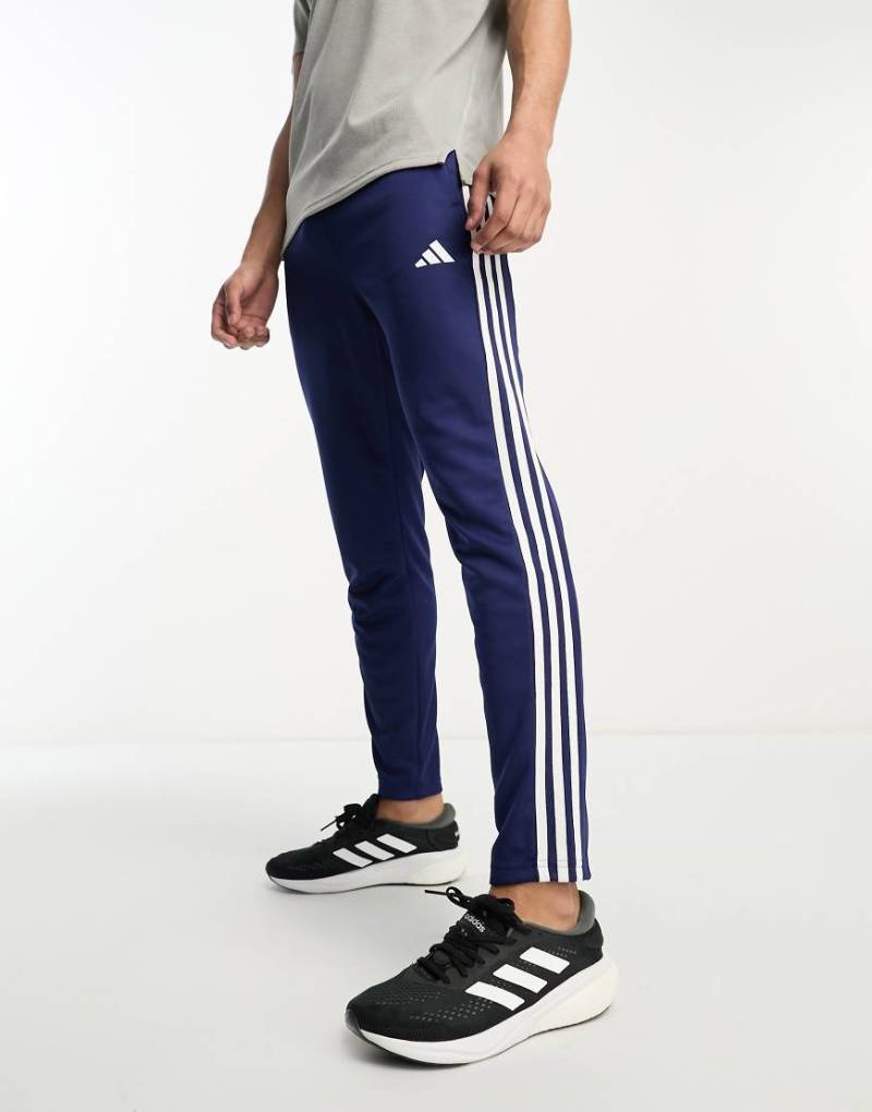 adidas Training - Train Essentials - Jogginghose in Marineblau mit den 3 Streifen von adidas performance