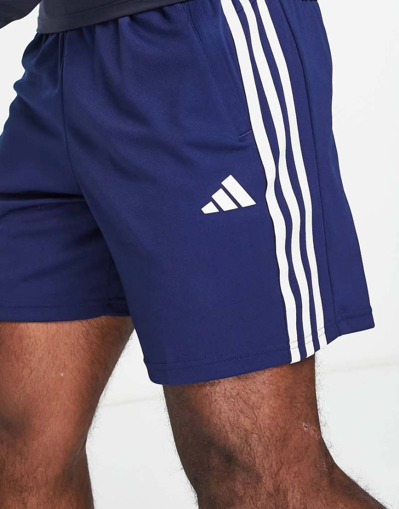 adidas Training - Train Essentials - Shorts in Marineblau mit den 3 Streifen von adidas performance