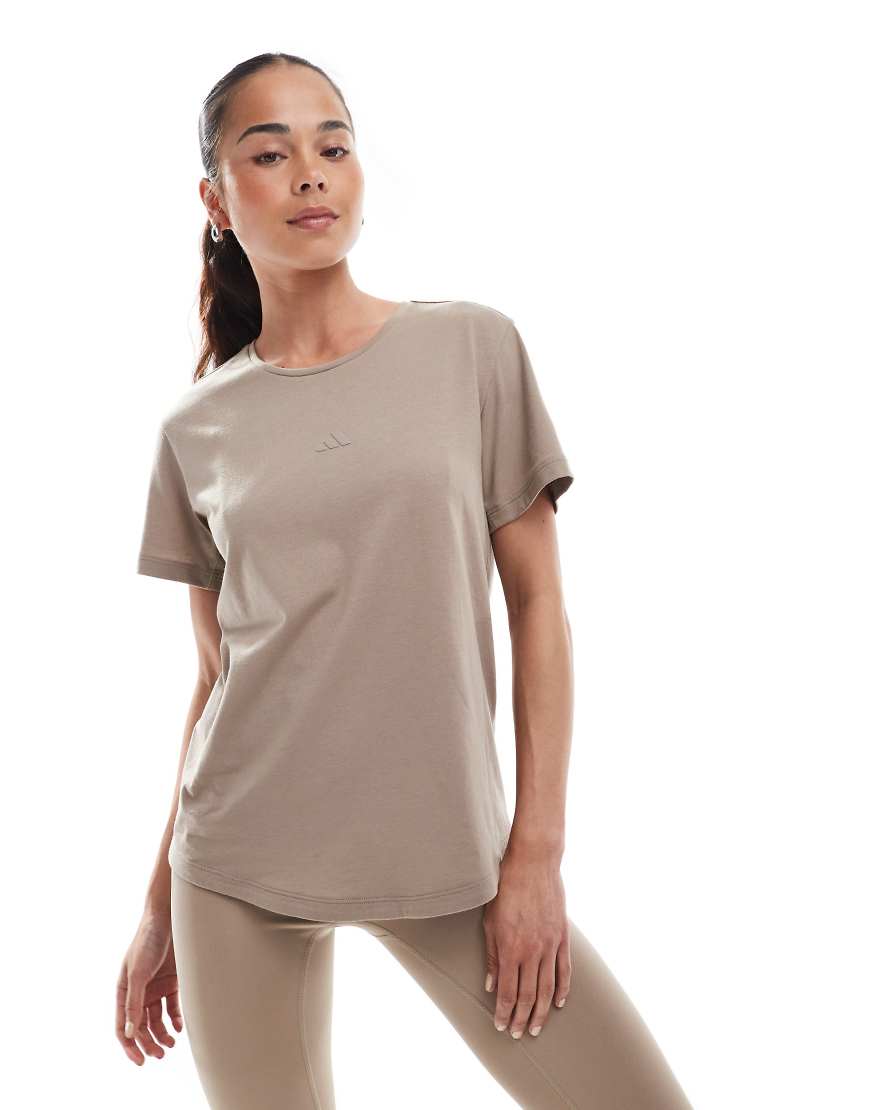 adidas Training - Yoga Essentials - T-Shirt in Chalky Brown-Braun von adidas performance