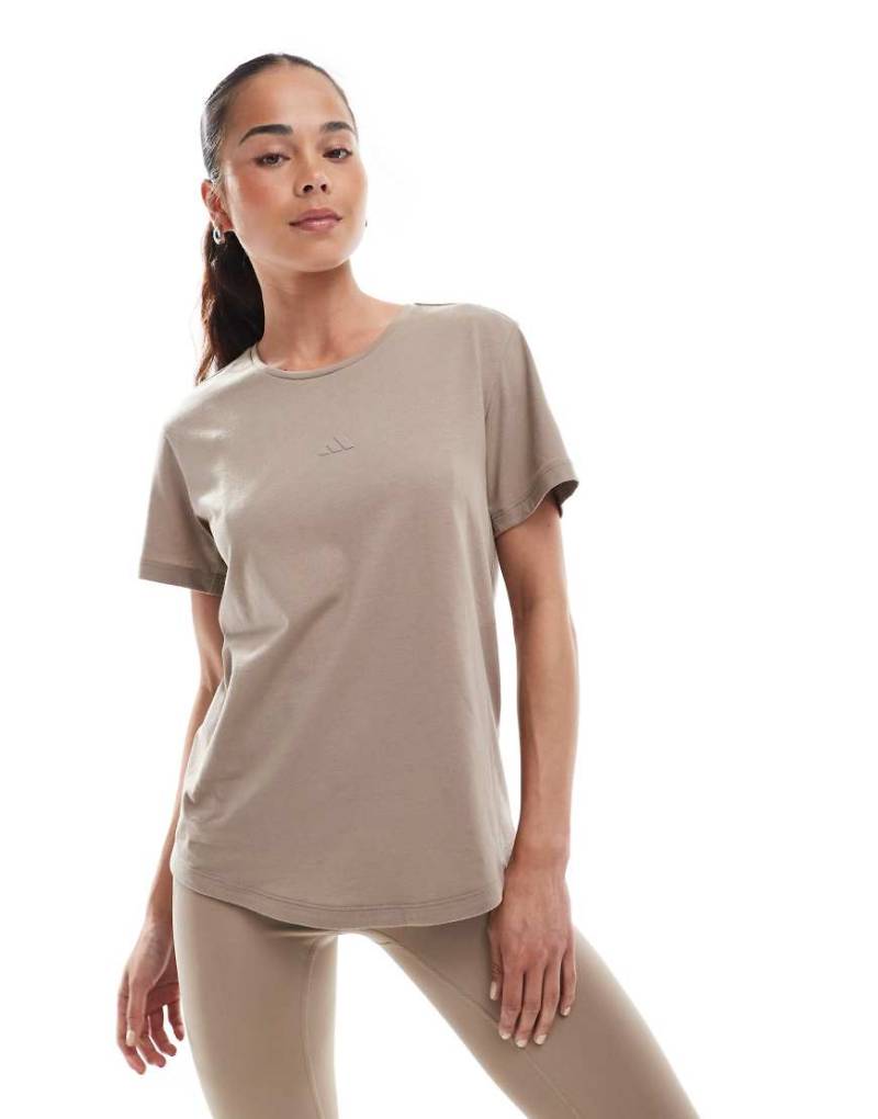 adidas Training - Yoga Essentials - T-Shirt in Chalky Brown-Braun von adidas performance