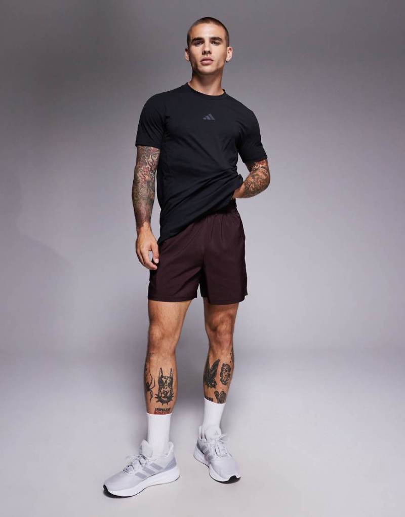 adidas Training - essentials - Shorts aus Gewebe in Dunkelbraun-Brown adidas Training - essentials - Shorts aus Gewebe in Dunkelbraun-Brown von adidas performance