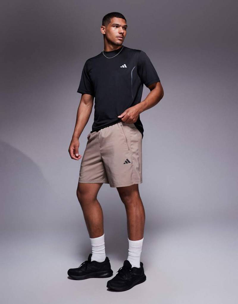 adidas Training - essentials - Shorts aus Gewebe in Kreidebraun von adidas performance