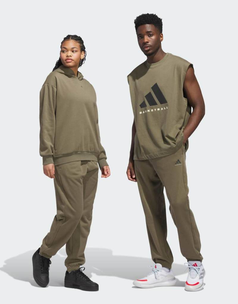 adidas performance - Adidas Basketball - Fleece-Jogginghose in Olive Strata-Grün von adidas performance