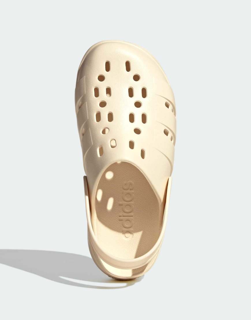 adidas performance - Adilette - Clogs in Wonder-Weiß/Wonder-Weiß mit Plateausohle von adidas performance