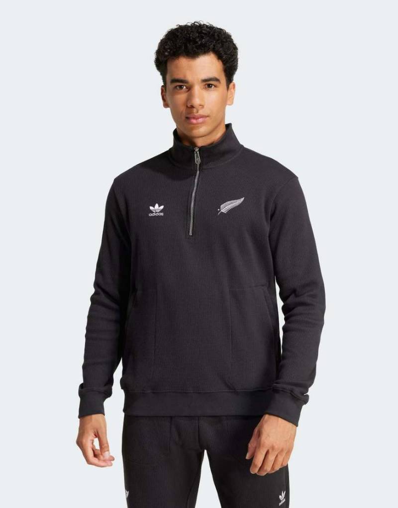 adidas performance - All Blacks Essentials - Sweatshirt in komplett Schwarz mit Waffelstruktur und kurzem Reißverschluss von adidas performance