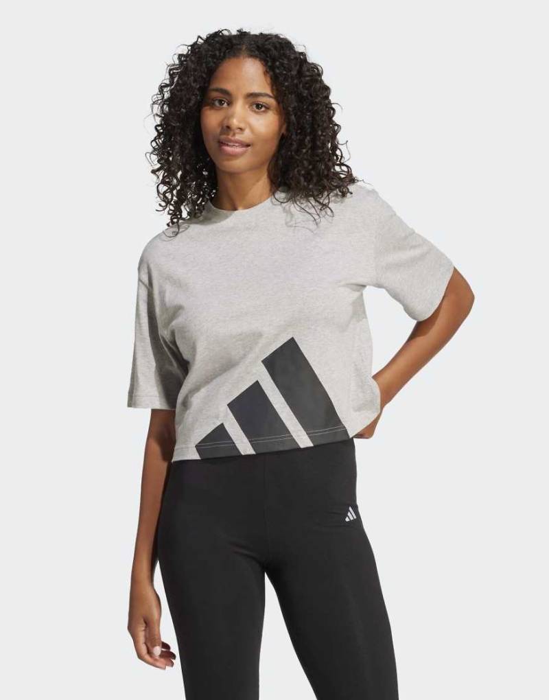 adidas performance - Essentials - Boyfriend-T-Shirt in meliertem Mittelgrau / Schwarz mit großem Logo von adidas performance