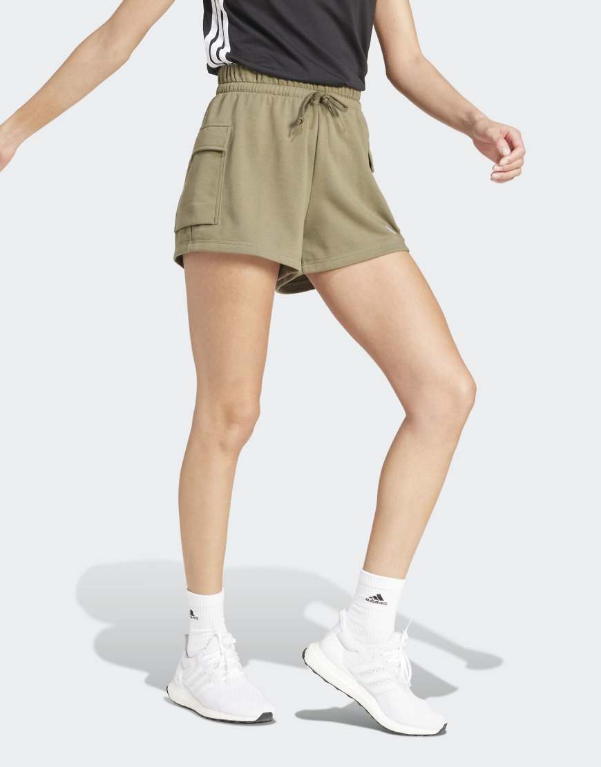 adidas performance - Essentials - Cargo-Shorts aus French Terry in Olive Strata und Weiß mit kleinem Logo-Grün von adidas performance