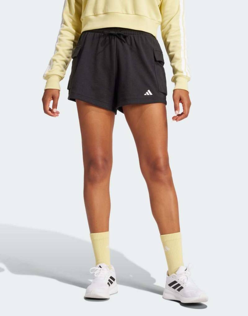 adidas performance - Essentials - Cargo-Shorts aus French Terry in Schwarz / Weiß mit kleinem Logo von adidas performance