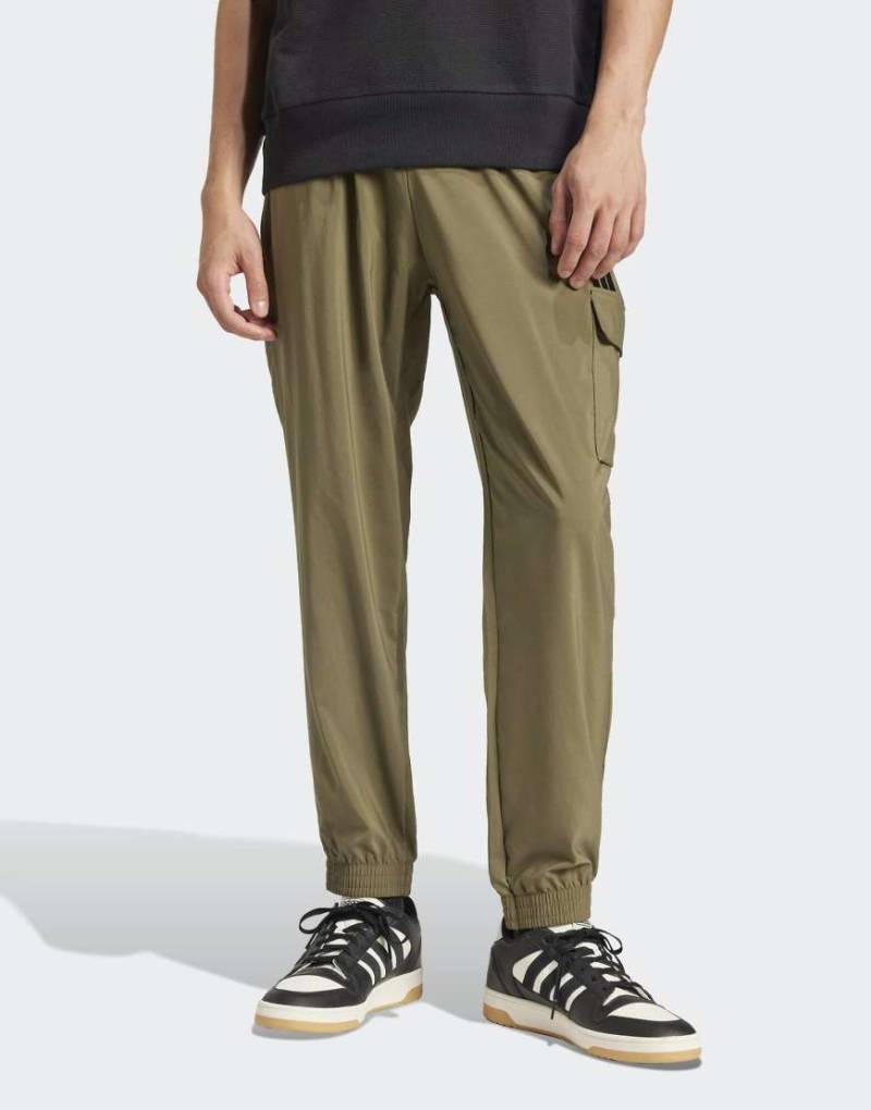 adidas performance - Essentials - Cargohose in Olive Strata / Schwarz mit kleinem Logo-Grün von adidas performance