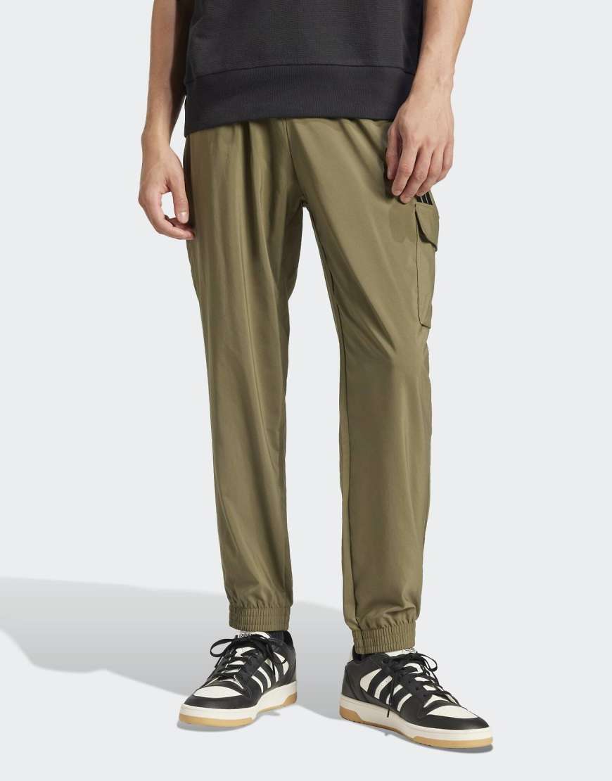 adidas performance - Essentials - Cargohose in Olive Strata / Schwarz mit kleinem Logo-Grün von adidas performance