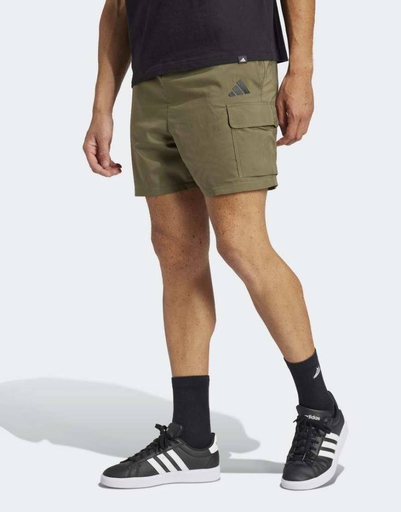 adidas performance - Essentials - Chelsea-Cargo-Shorts in Olive Strata / Schwarz mit kleinem Logo-Grün von adidas performance