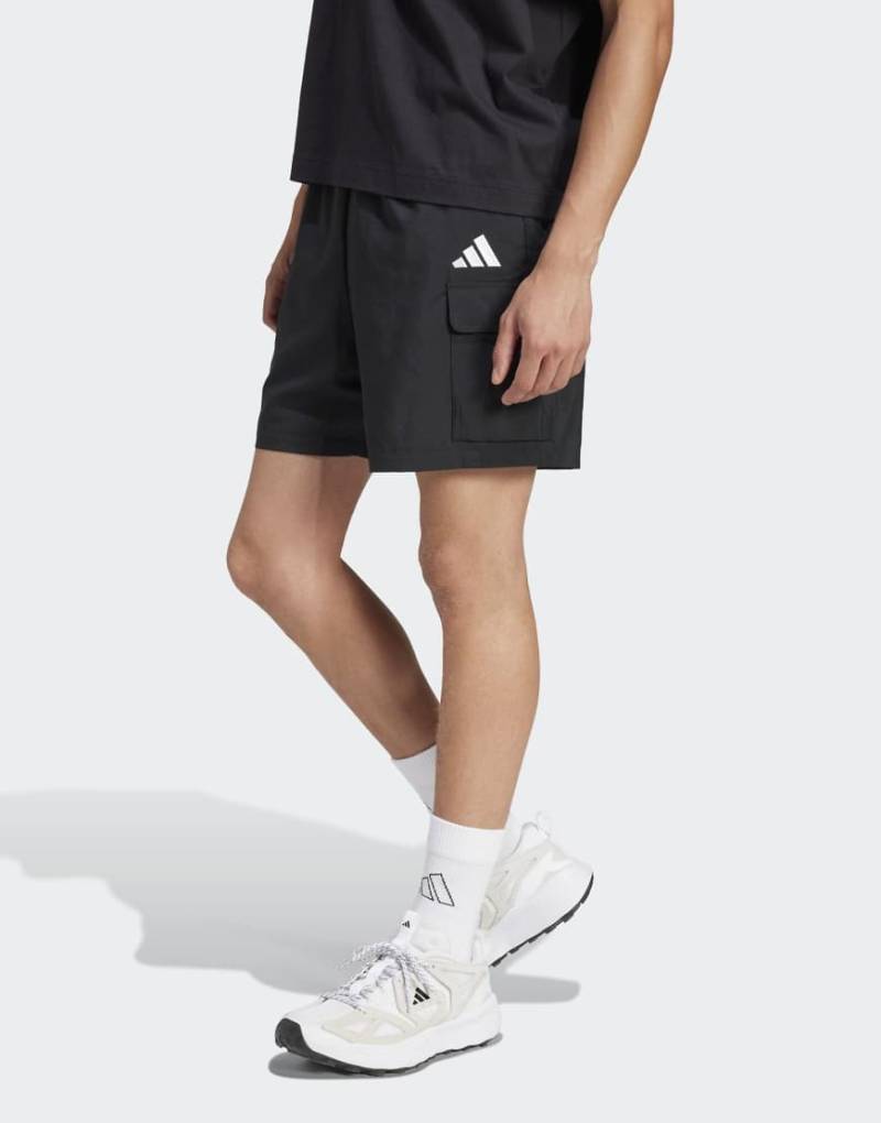 adidas performance - Essentials - Chelsea-Cargo-Shorts in Schwarz / Weiß mit kleinem Logo adidas performance - Essentials - Chelsea-Cargo-Shorts in Schwarz / Weiß mit kleinem Logo von adidas performance