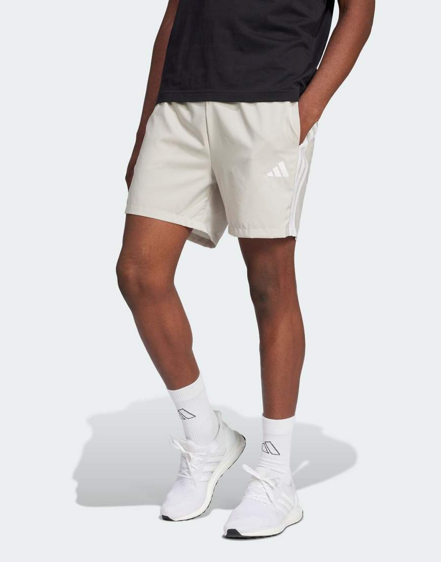 adidas performance - Essentials - Chelsea-Shorts in Beige / Weiß mit den drei Streifen-Neutral adidas performance - Essentials - Chelsea-Shorts in Beige / Weiß mit den drei Streifen-Neutral von adidas performance