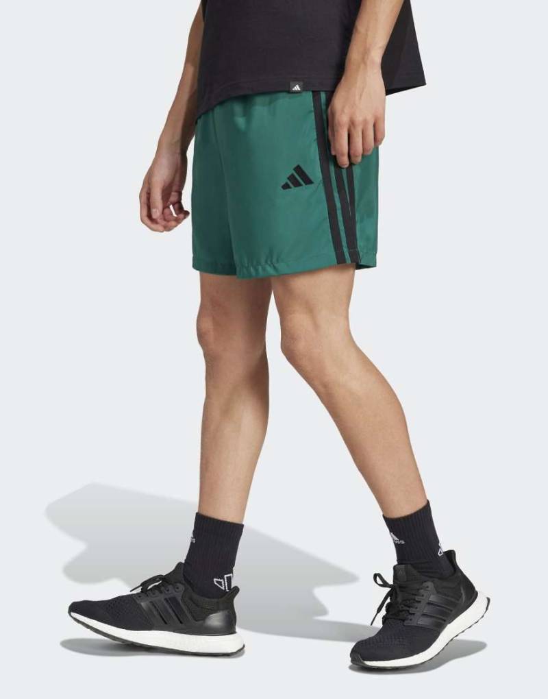adidas performance - Essentials - Chelsea-Shorts in College-Grün / Schwarz mit den drei Streifen von adidas performance