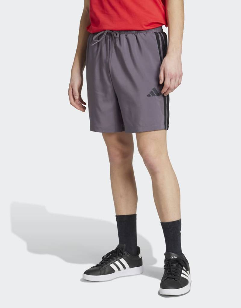 adidas performance - Essentials - Chelsea-Shorts in Grey Strata / Schwarz mit den drei Streifen-Grau von adidas performance