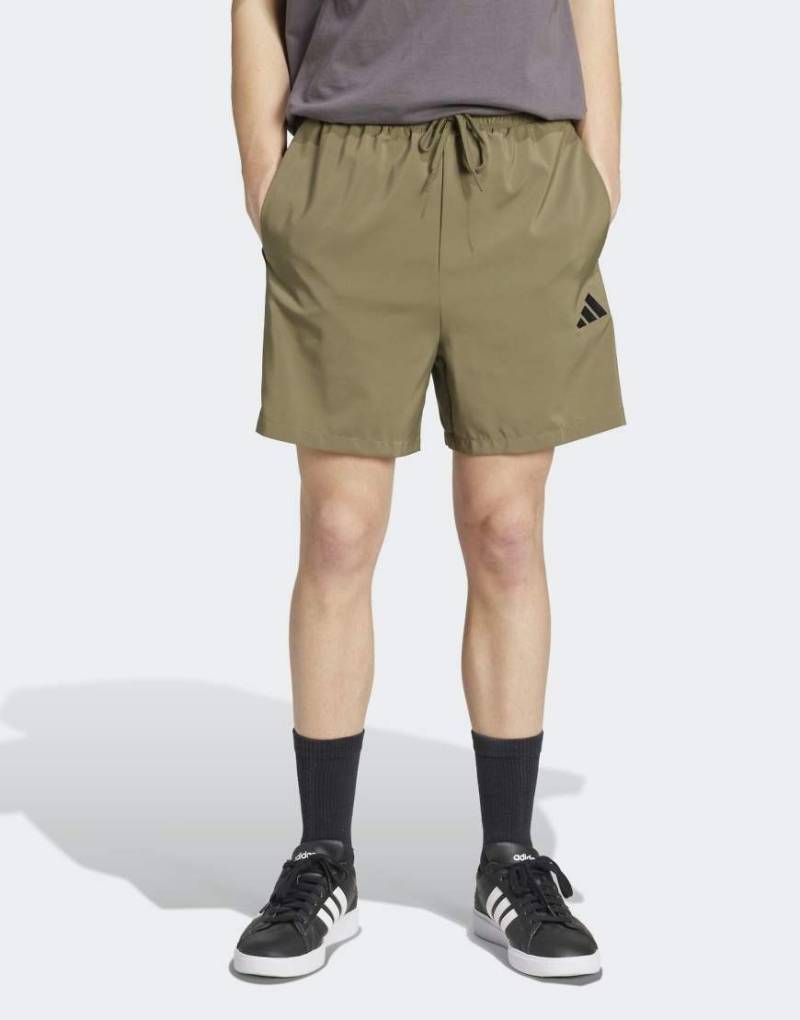adidas performance - Essentials - Chelsea-Shorts in Olive Strata / Schwarz mit den drei Streifen-Grün von adidas performance