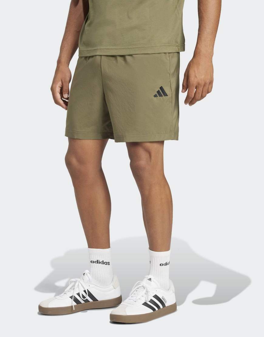 adidas performance - Essentials - Chelsea-Shorts in Olive Strata / Schwarz mit kleinem Logo-Grün von adidas performance