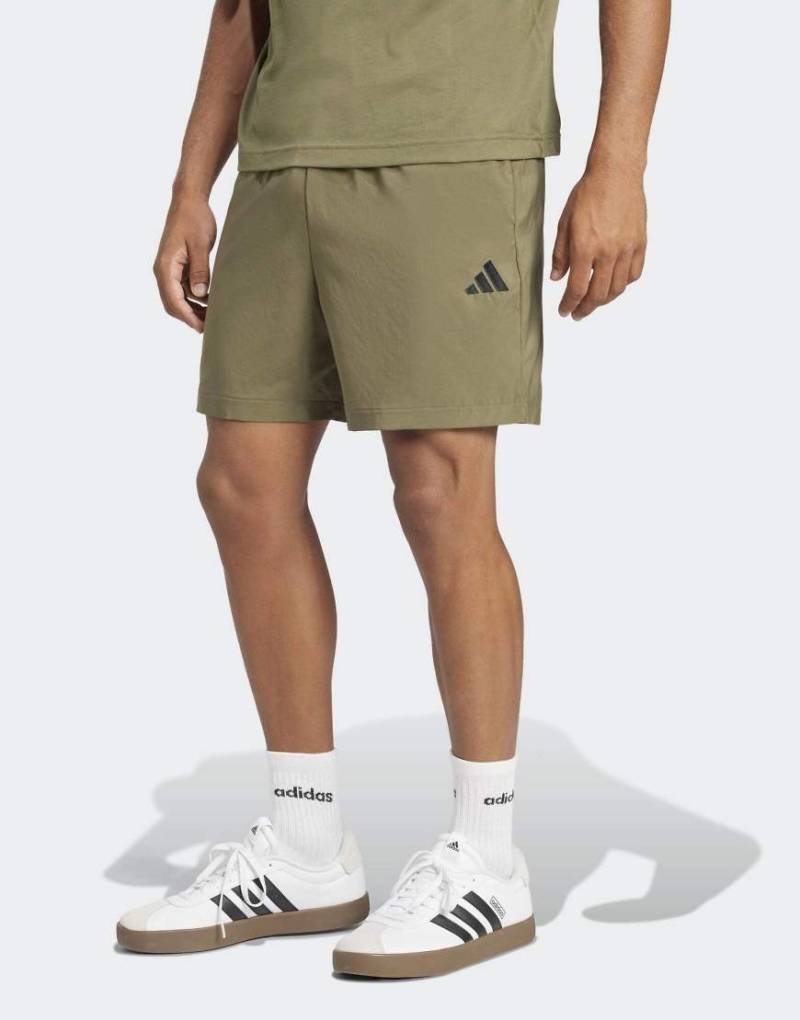 adidas performance - Essentials - Chelsea-Shorts in Olive Strata / Schwarz mit kleinem Logo-Grün von adidas performance