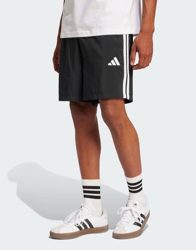 adidas performance - Essentials - Chelsea-Shorts in Schwarz / Weiß mit den drei Streifen von adidas performance